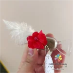 گیفت پلکسی شکلاتی حنا با دیزاین گل قرمز و پر سفید