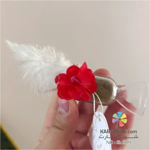 گیفت پلکسی شکلاتی حنا با دیزاین گل قرمز و پر سفید